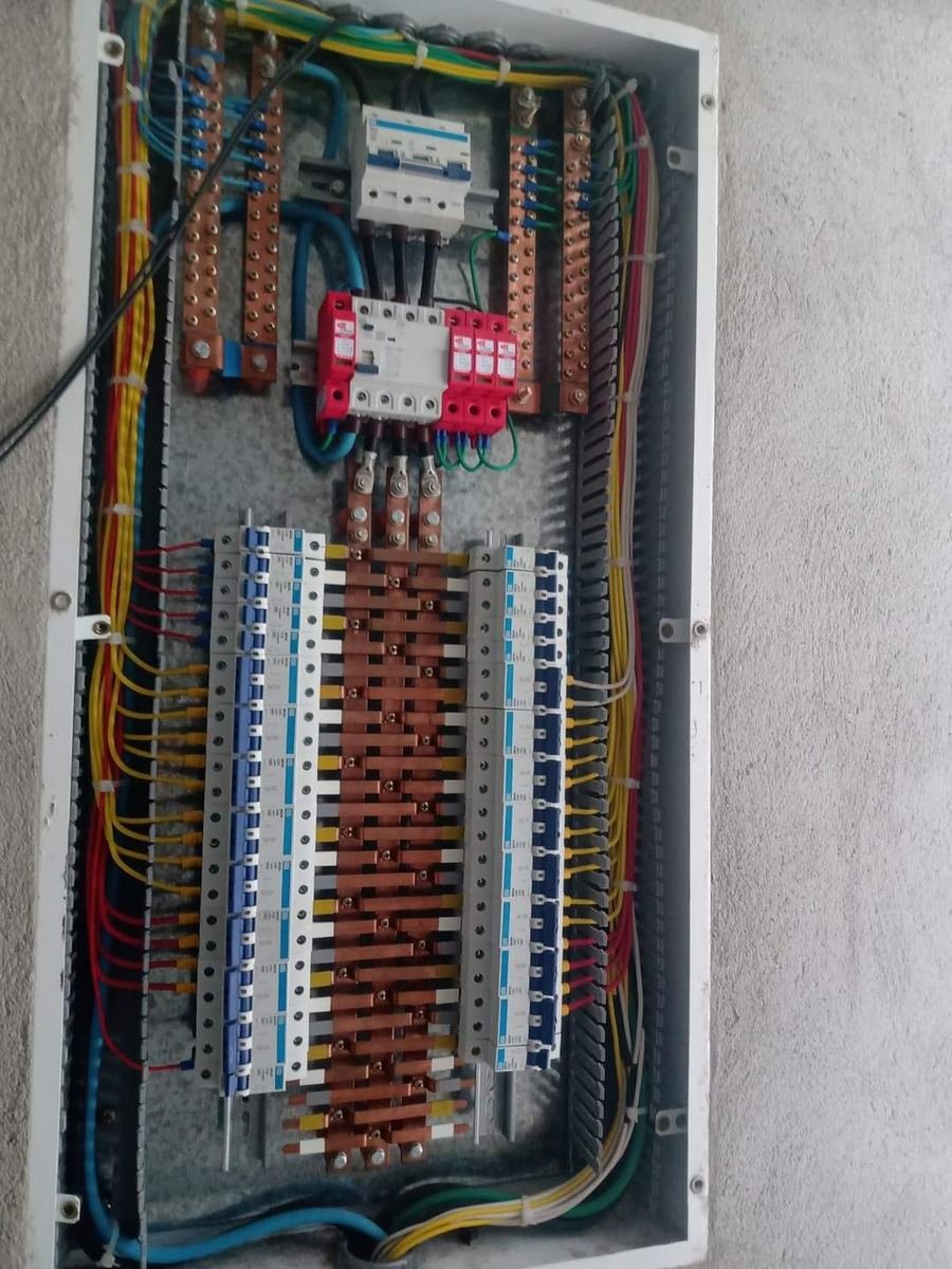 Quadro de distribuição montado pela J&C Elétrica, com barramento de cobre, disjuntores em duas réguas e cabos separados por cor.
